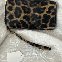 Stylish leopard print wristlet 