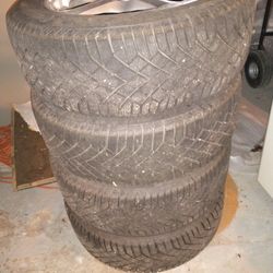 225/60R17 CONTINENTAL VIKINGCONTACT winter tires on al rims. All set up for most Tucson or sportage.