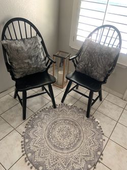 Beautiful Set Arm wooden chairs 🪑 nothing wrong