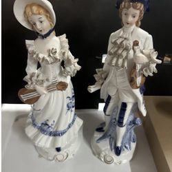 Lot Of 2 vintage blue and white porcelain figurines 