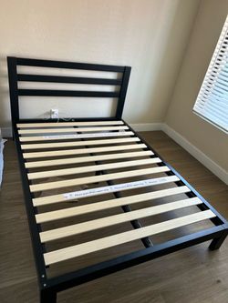 Queen Black Metal Platform Bed Frame – Excellent Condition