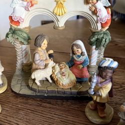 Nativity Arch and Holy Family on Base Juan Ferrandiz Trista ANRI 12 Pieces
