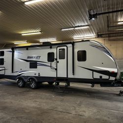 2019 Keystone Bullet 287qbs 33’ Camper