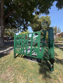 700$$BEAUTIFUL ROD IRON GATE VERY HEAVY, VERY STRONG VERY STURDY NO WELDING NECESSARY. ALL HARDWARE INCLUDED TOTAL 16 PANELS AND POST INCLUDES FREE DE