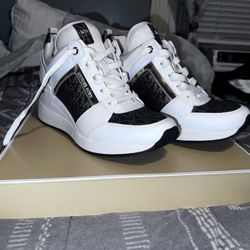 New NIB Michael Kors Georgie Trainer Optic White Multi, size 7