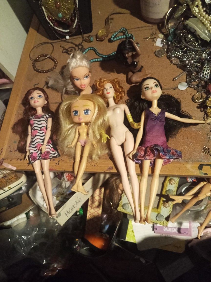 Mixed Doll Lot .buying All Shown