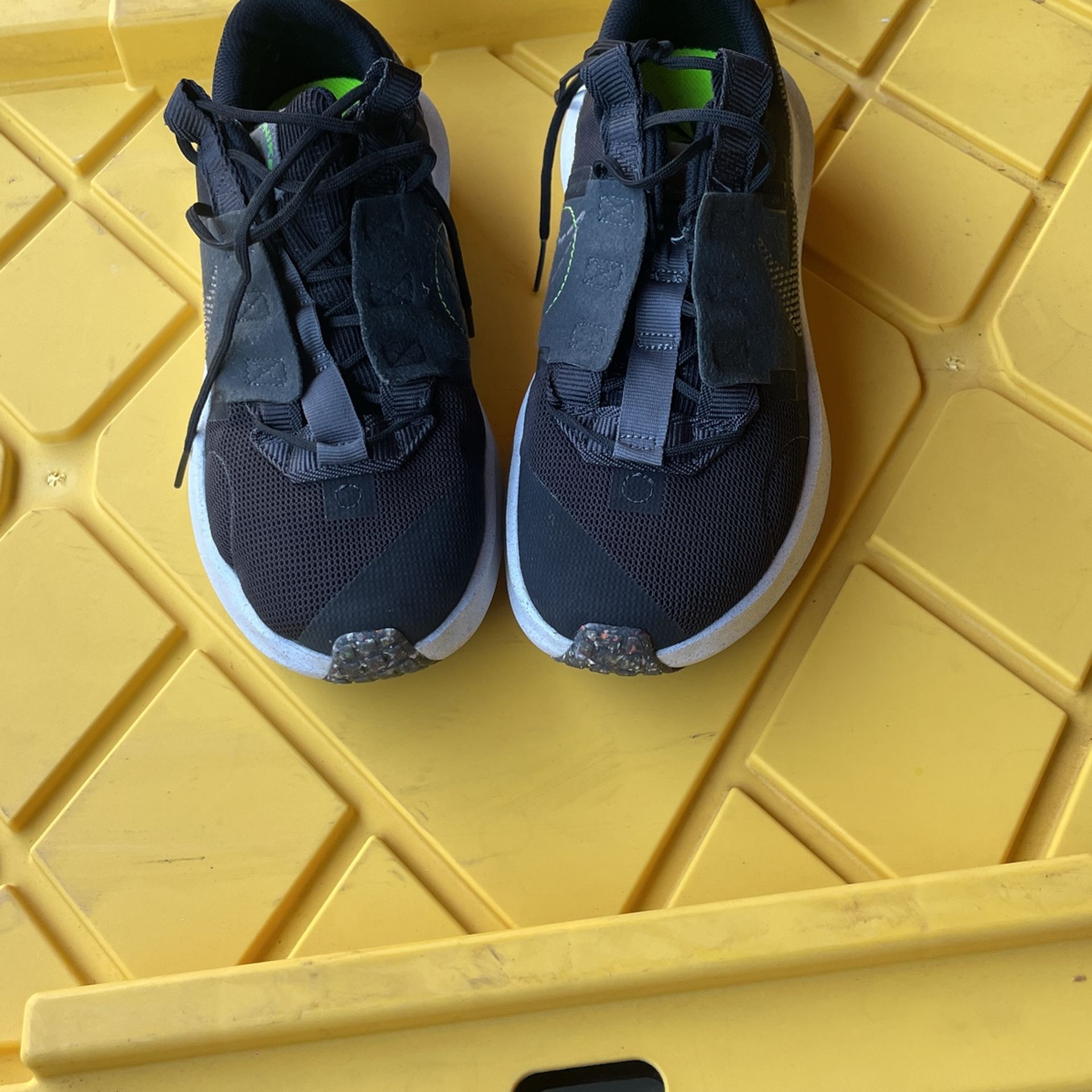 Boys Nike Crater size 5 1/2