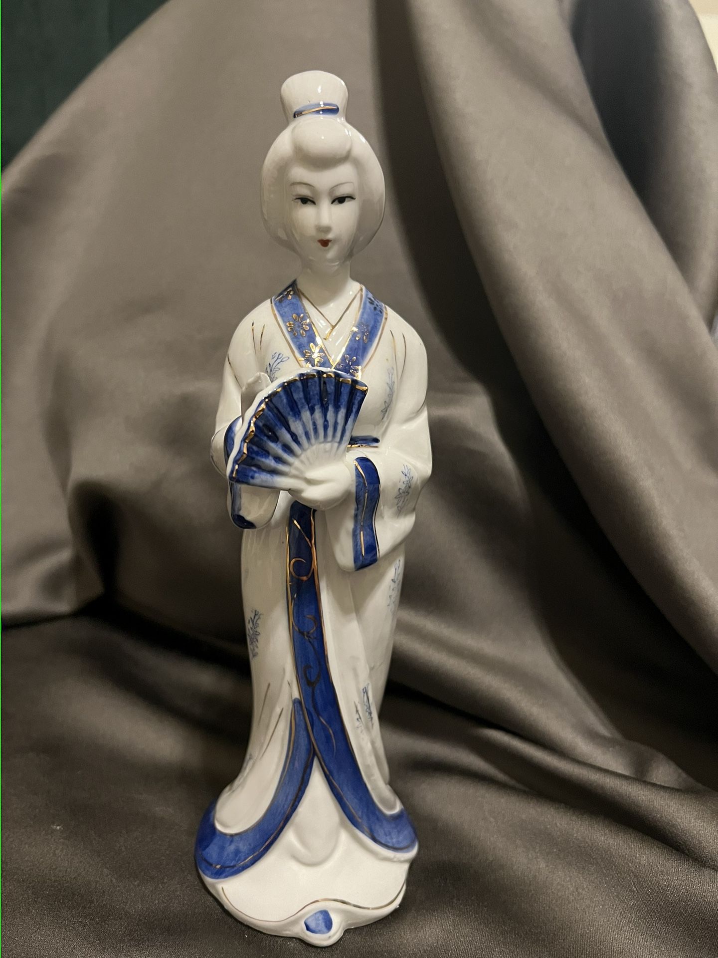 Chinese figurine Woman with Kimono and Fan