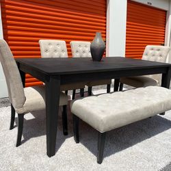 Dining room table /  Comedor 4 sillas una banca.