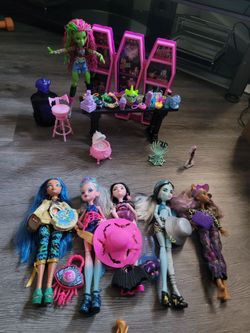 Monster high dollar figures and accessories