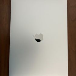2021 APPLE MACBOOK PRO 256gb