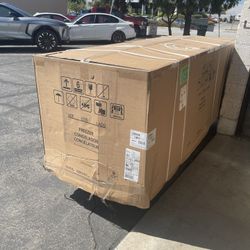 Box Chest Freeezer Frigidaire 24..8 Cu Ft 