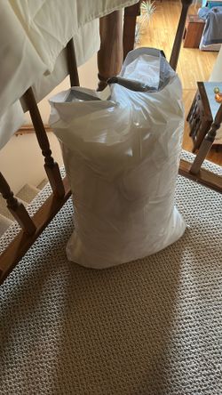Bag of approximately 10 massive ivory tablecloths in various sizes (60x126 to 90x156).