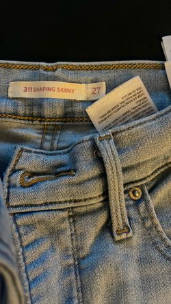 Woman’s Levi’s style 311 (27 x 28) short