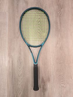 Wilson Blade 98 16x19 v9 tennis racquet in grip size 2 (4 1/4")