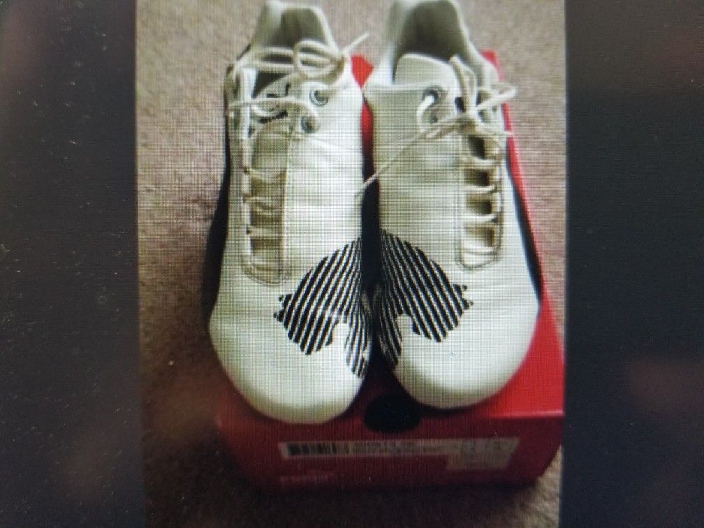 Womans Puma Sneakers Size 8