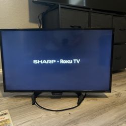 32 Inch Tv Works Great (no Remote But Is Regular Roku Tv ) 