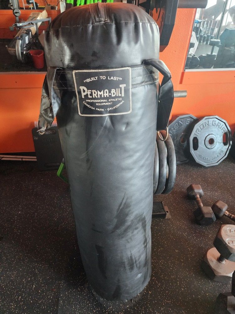HIGH QUALITY HEAVY PUNCHING BAG 100 LBS (EXCELLENT CONDITION )