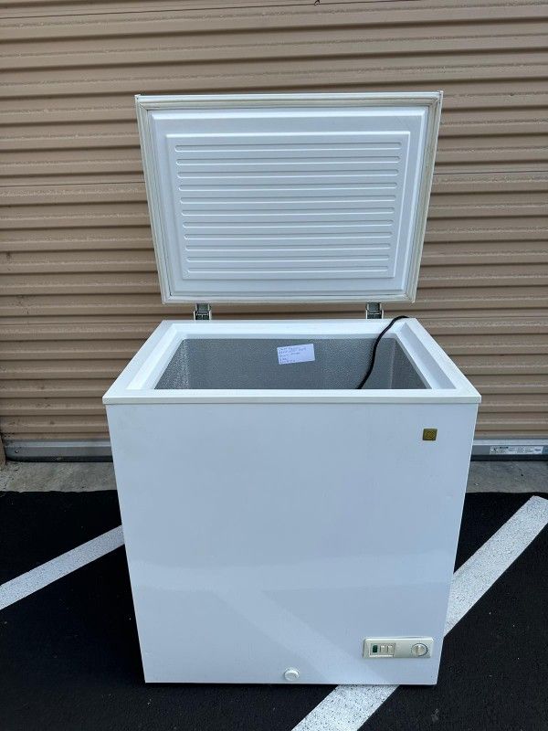 General Electric chest freezer 5 Cu. Ft. Capacity/ congelador marca General Electric de 5 pies cubic