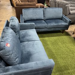 Blue Velvet Living Room 2 PCs Set (12/28) / Juego de 2 piezas para sala de estar de terciopelo azul