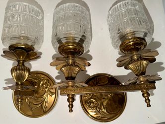Electric wall LIGHT FIXTURE - There’s only one for a hallway