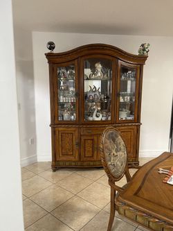 Sofá , Vitrina Y Comedor