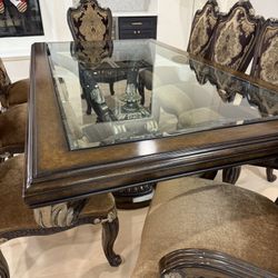 Beautiful Benetti Italia dinning table and chairs 