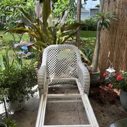 WHITE WHICKER CHAISE LOUNGE