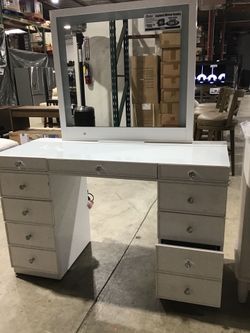 Lighted Mirror Vanity