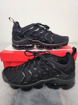 Triple black Vapormaxes