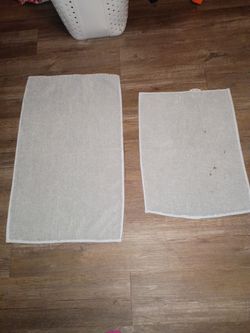 Bathroom rugs 5 for both good condition cash only