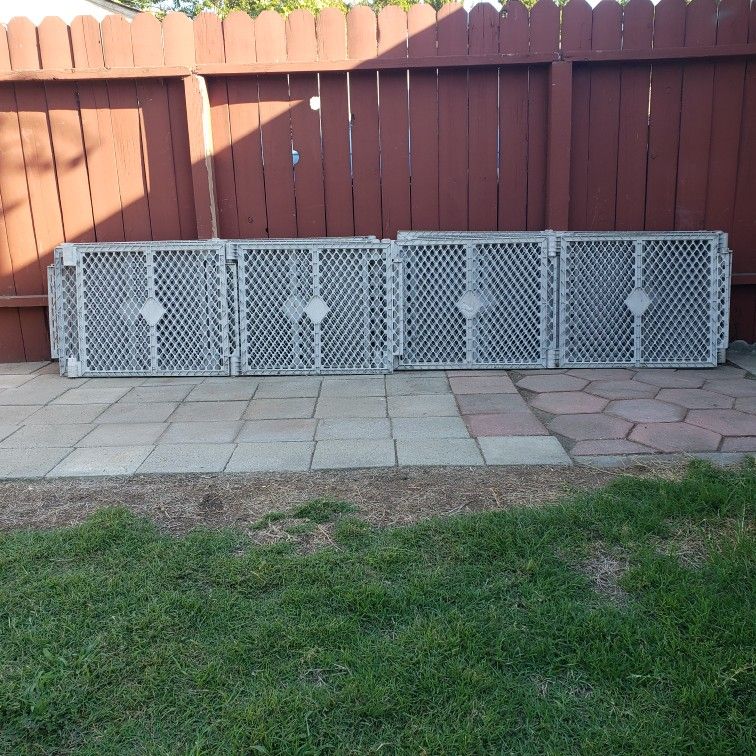 85 FT.  PET FENCING - 32 PANELS - 25 3/4" H x 32" W