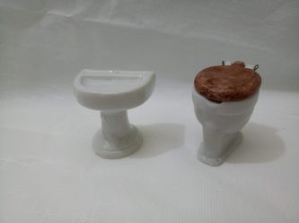 COLLECTIBLE MINITURE CERAMIC TOILET AND SINK