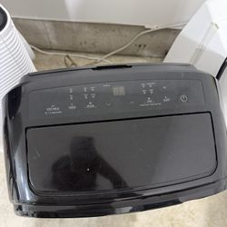 Air Conditioner Toshiba 13,500 BTU with remote