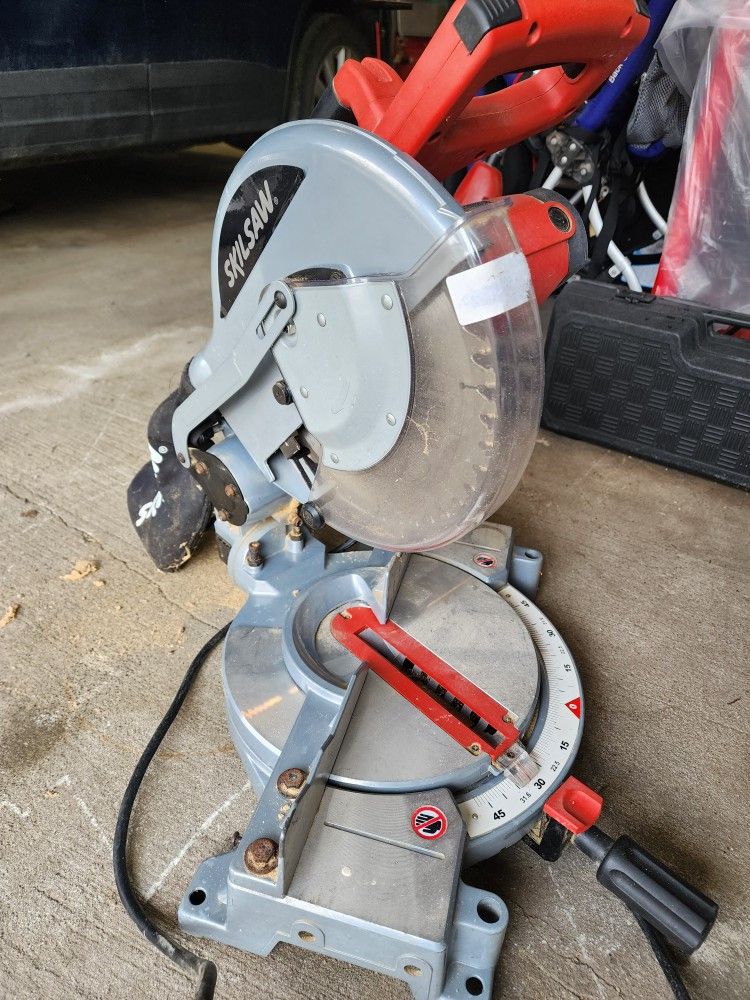 Multiple Electric Saws