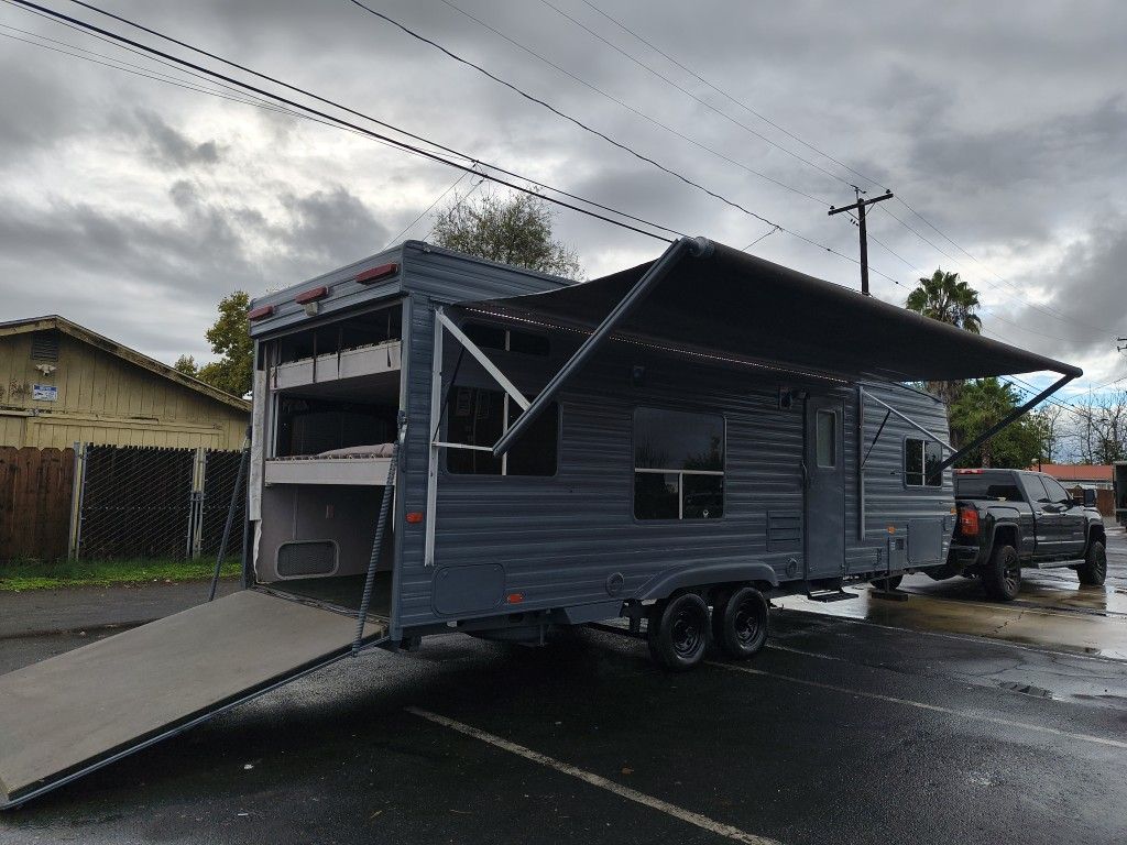2007 Weekend Warriors Toy Hauler 28 feet Long 