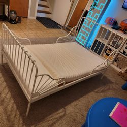 Kids Bed - Great Condition - Adjustable Size