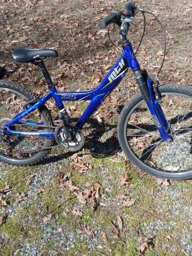 GIANT BRAND MOUNTAIN BIKE 24 IN WHEELS OVER 300 NEW ASKING 125