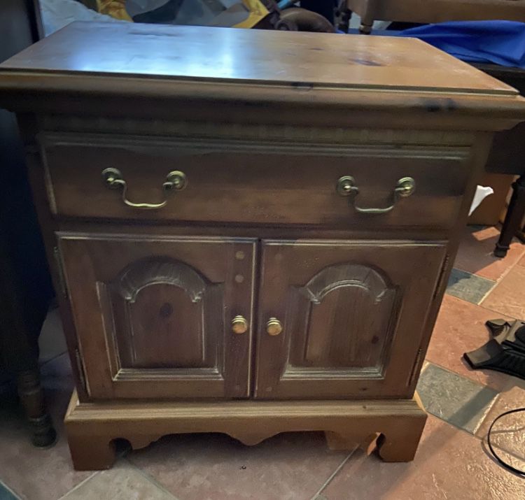 Beautiful Solid Wood Thomasville End Table 