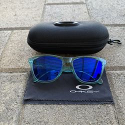Oakley Frogskin Sunglasses Clear Blue Frame Blue Prizm Polarized Lenses W/ Case Cloth