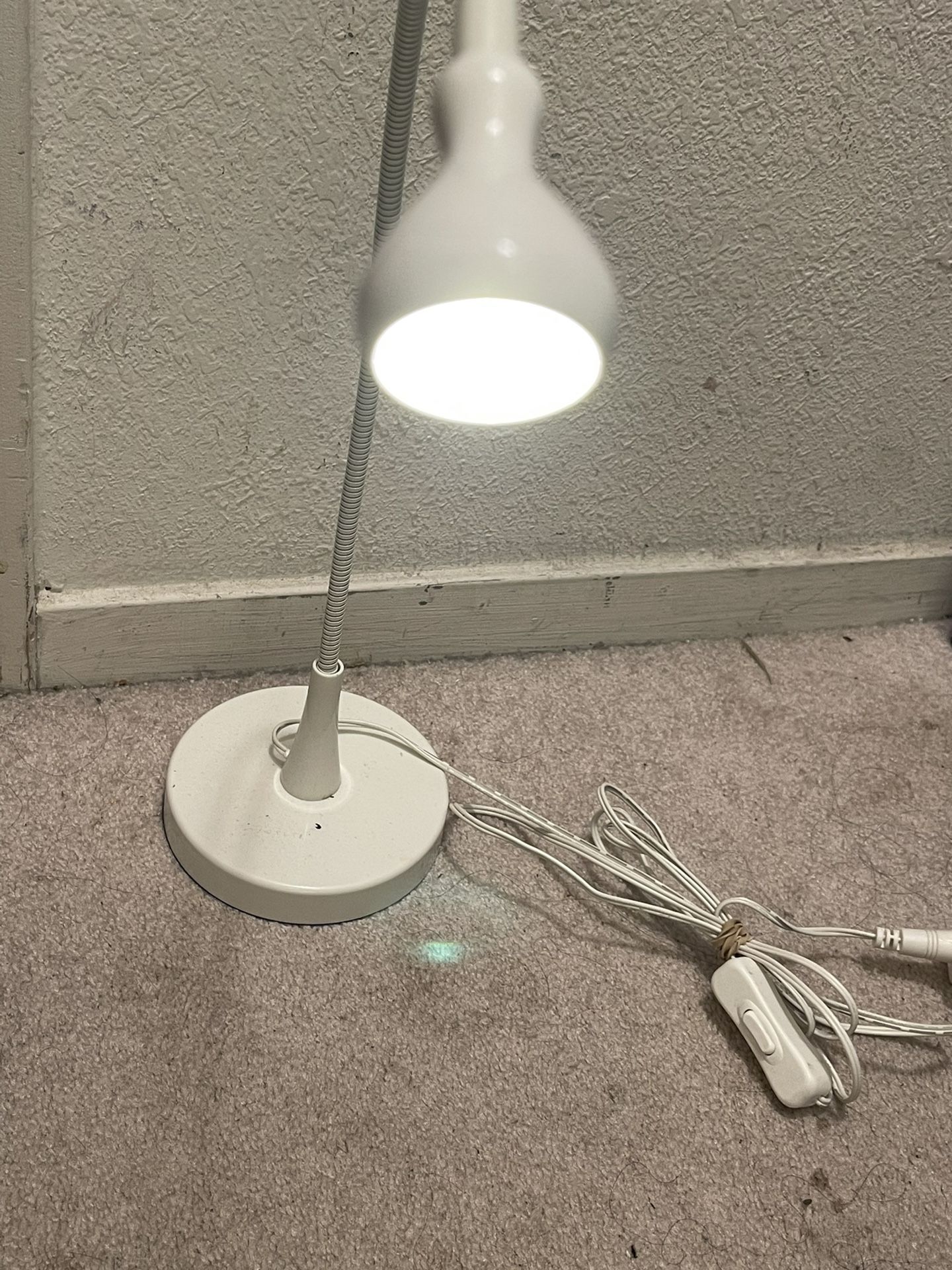 COMPACT DESK/TABLE LED LAMP W/ LONG FLEXIBLE NECK