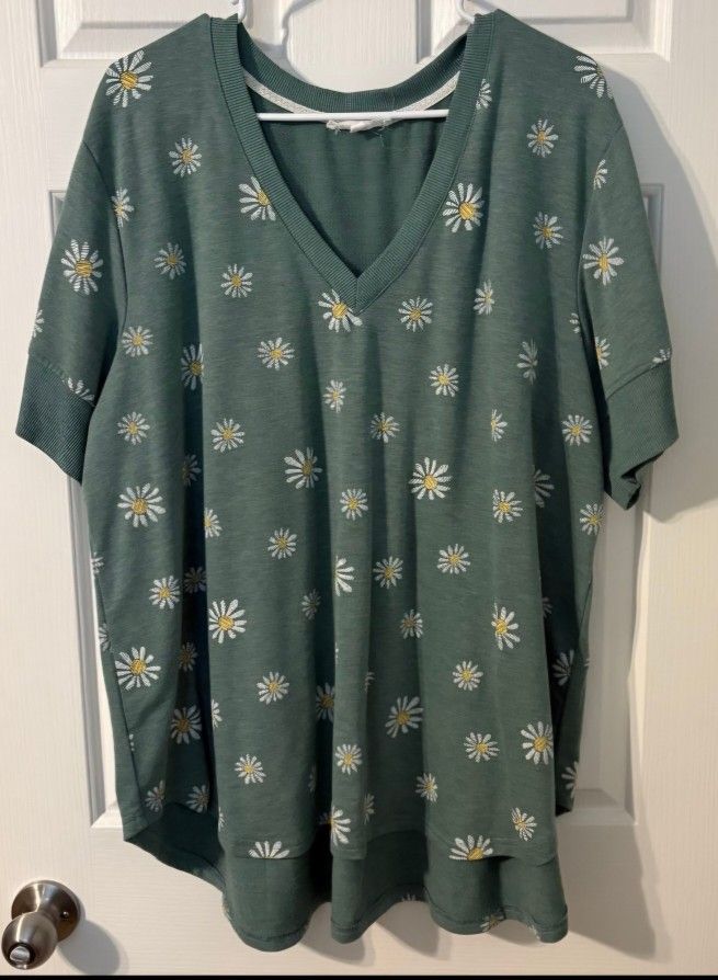 Q1X Woman's Jane & Delancey V Neck Green Floral Short Sleeve Shirt