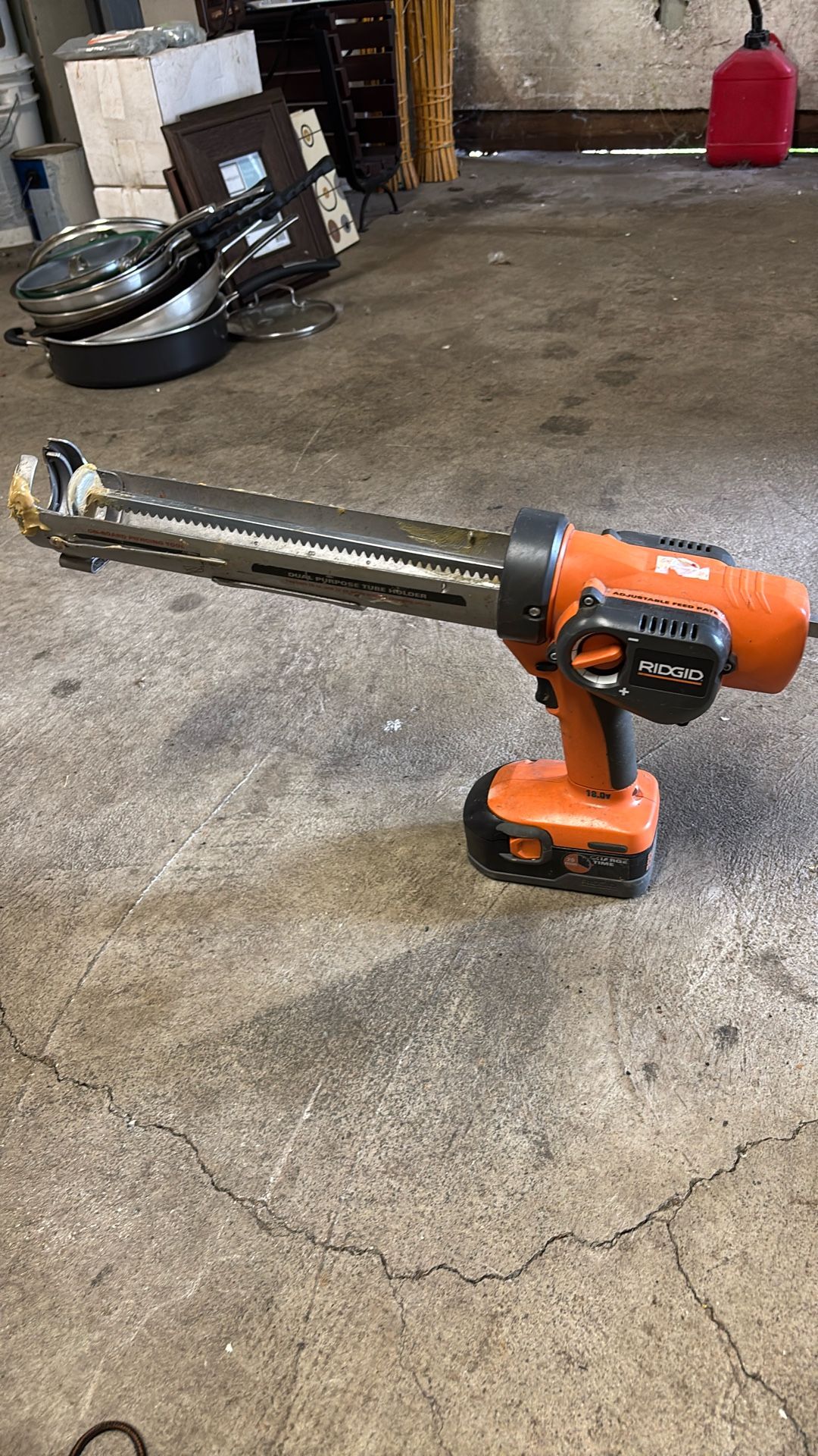 Ridgid 18V Dual Purpose Tube Holder/ W Battery
