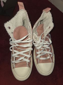 Estos son unos tenis Converse Chuck Taylor All Star Lift Hi en color rosa con forro de sherpa.
