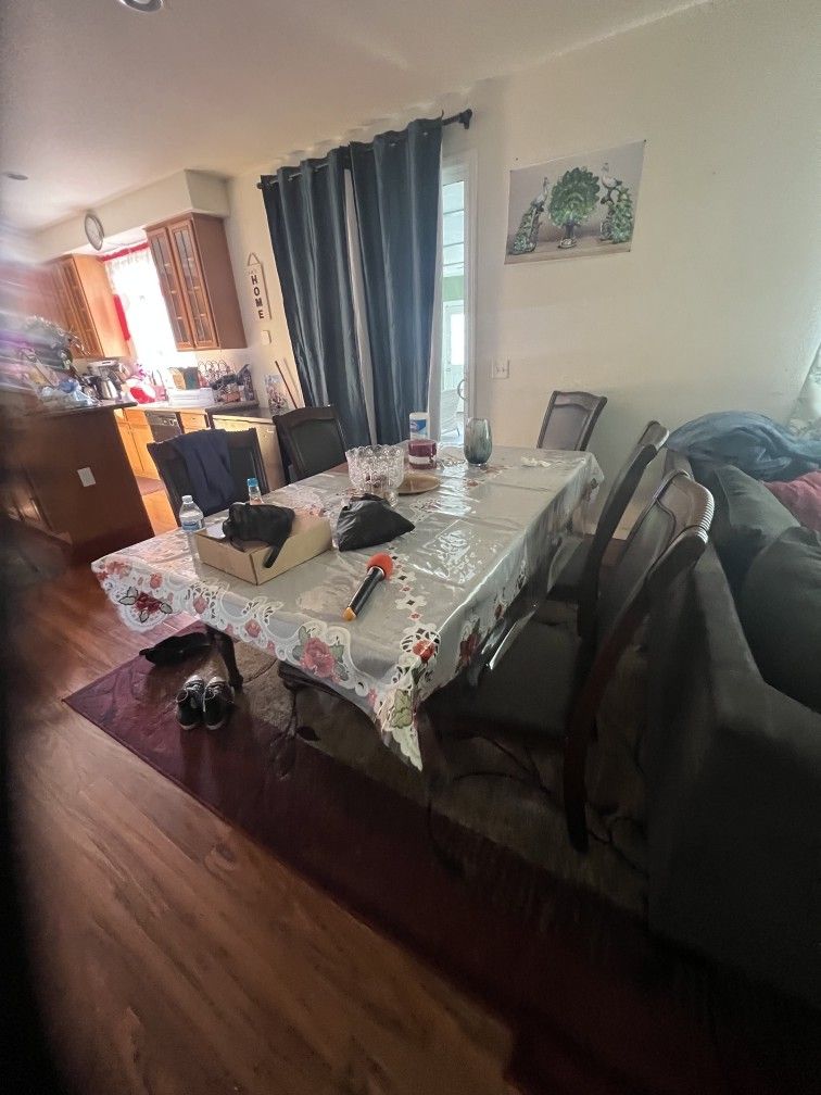 DINING ROOM TABLE AND CHAIRS 