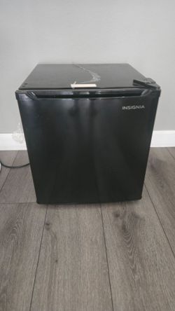 Insignia 1.7 Cu. Ft. Compact Mini Fridge - Black