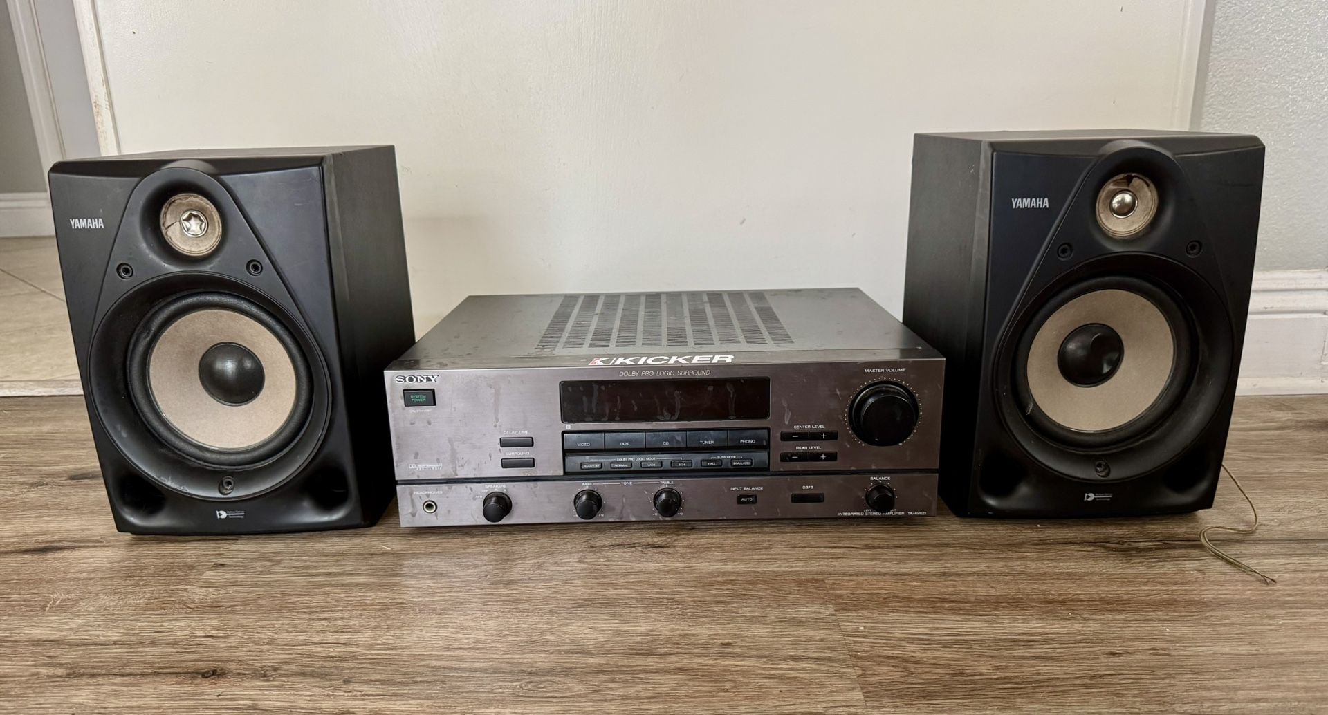 Sony TA-AV521 Audio/Visual Stereo Amplifier Dolby Pro Logic with two Yamaha NX-GX5 bookshelf speakers.