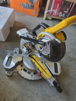 Dewalt 20v  7 1/4 Miter Saw New battery and charger included $350 price is there firm/ nueva precio firme