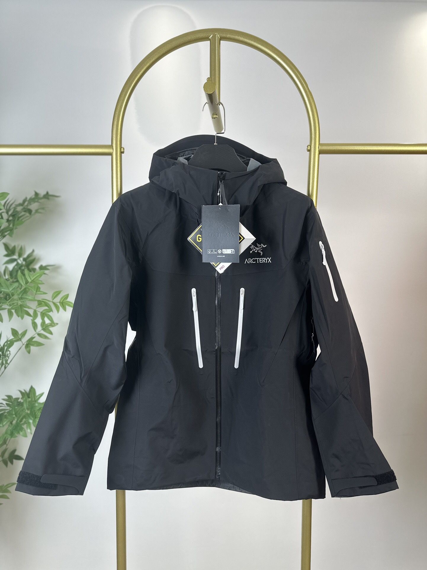 Arcteryx Men's and Women's Windbreaker Hooded Waterproof Jacket Size: L