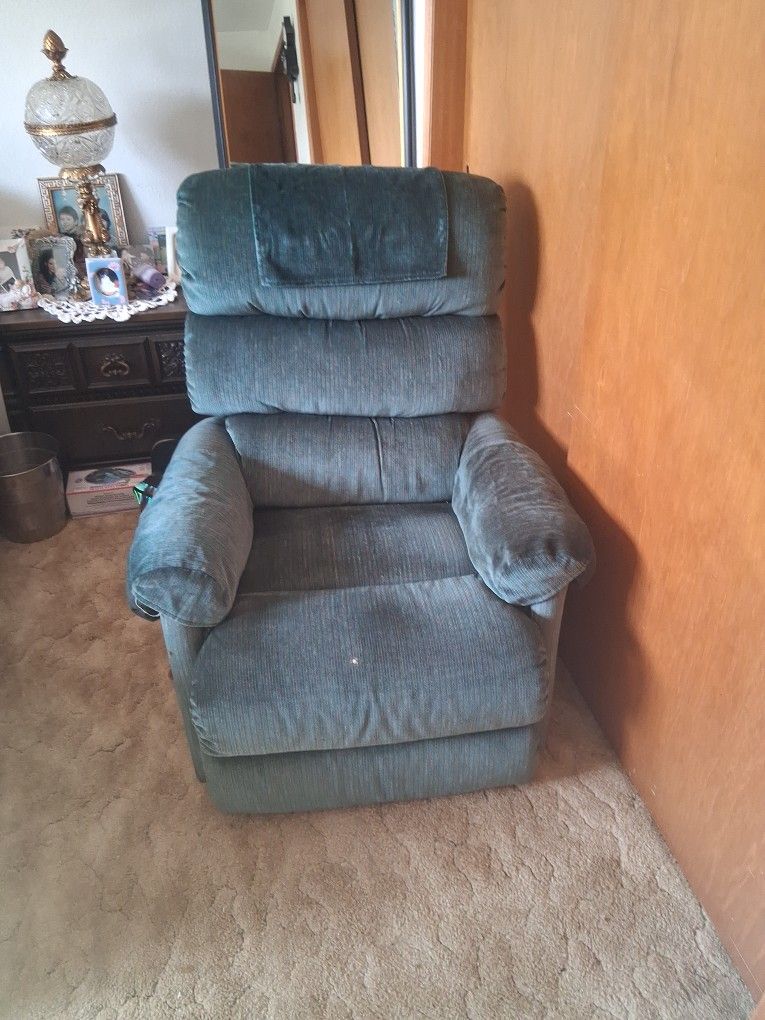 Two Matching Lazyboy Recliners